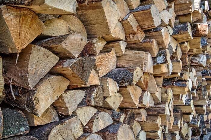 Bûches de bois de chauffage fendues et empilées