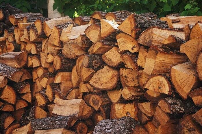 Bûches de bois de chauffage empilées